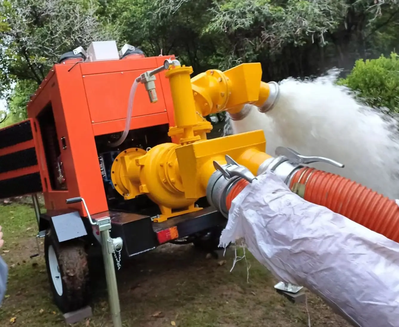 一車(chē)多能的防汛解決方案——1500立方移動(dòng)排澇泵車(chē)全面出擊